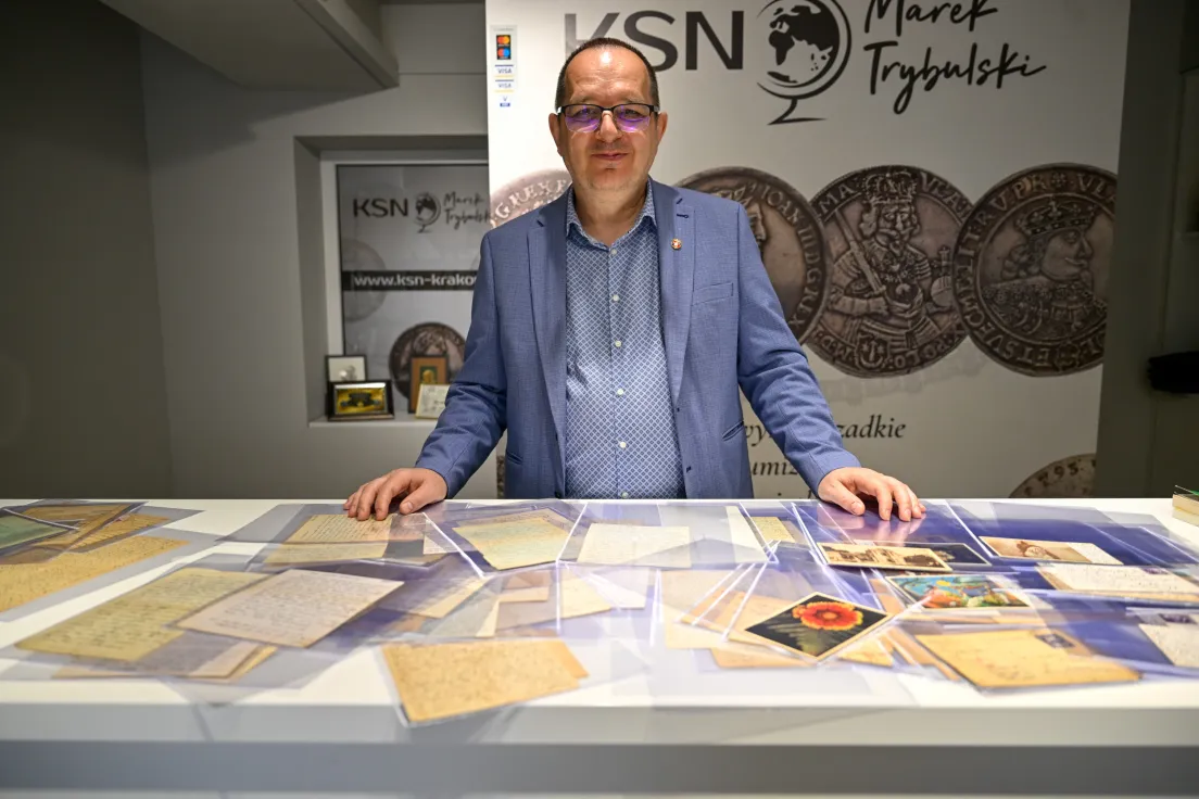 Marek Trybulski z listami więźnia Jana Nowaka