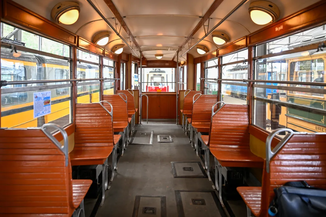 Prezentacja czterech tramwajów, które zostały wypożyczone z innych miast i będą jeździć w ramach jubileuszowej lini muzealnej