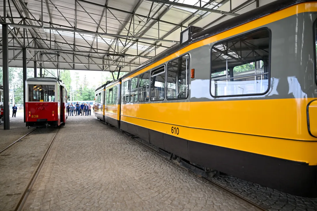 Prezentacja czterech tramwajów, które zostały wypożyczone z innych miast i będą jeździć w ramach jubileuszowej lini muzealnej