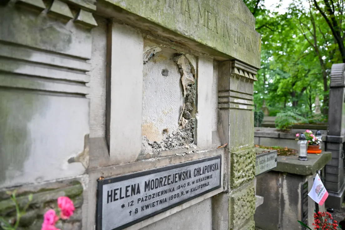 Zdewastowany grobowiec Heleny Modrzejewskiej